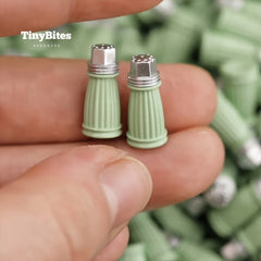2pcs Vintage Style Spice Bottles Dollhouse Accessories