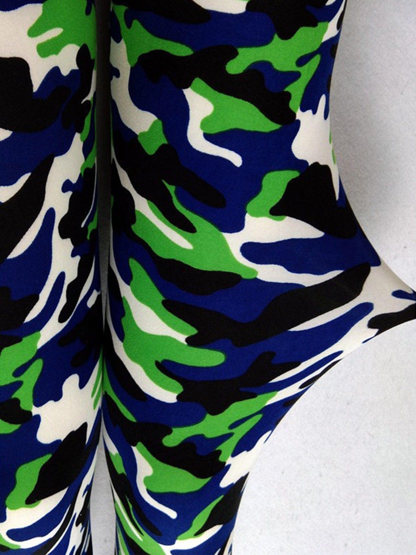 Women's Camo Slim Fit Cropped Leggings
