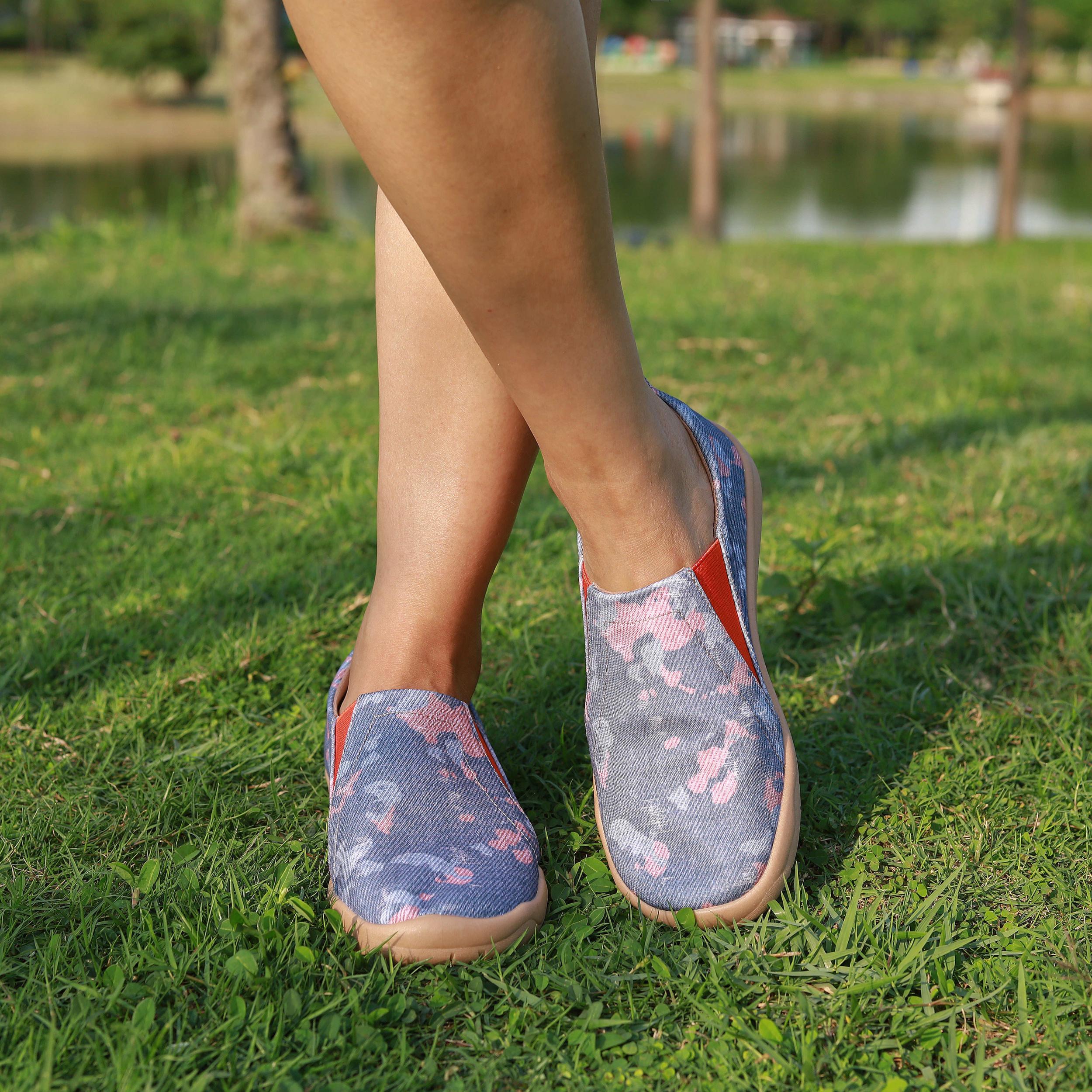 Women's Tie Dye Canvas Slip-On Shoes Low Round Toe Flat Comfy Travel Shoes
