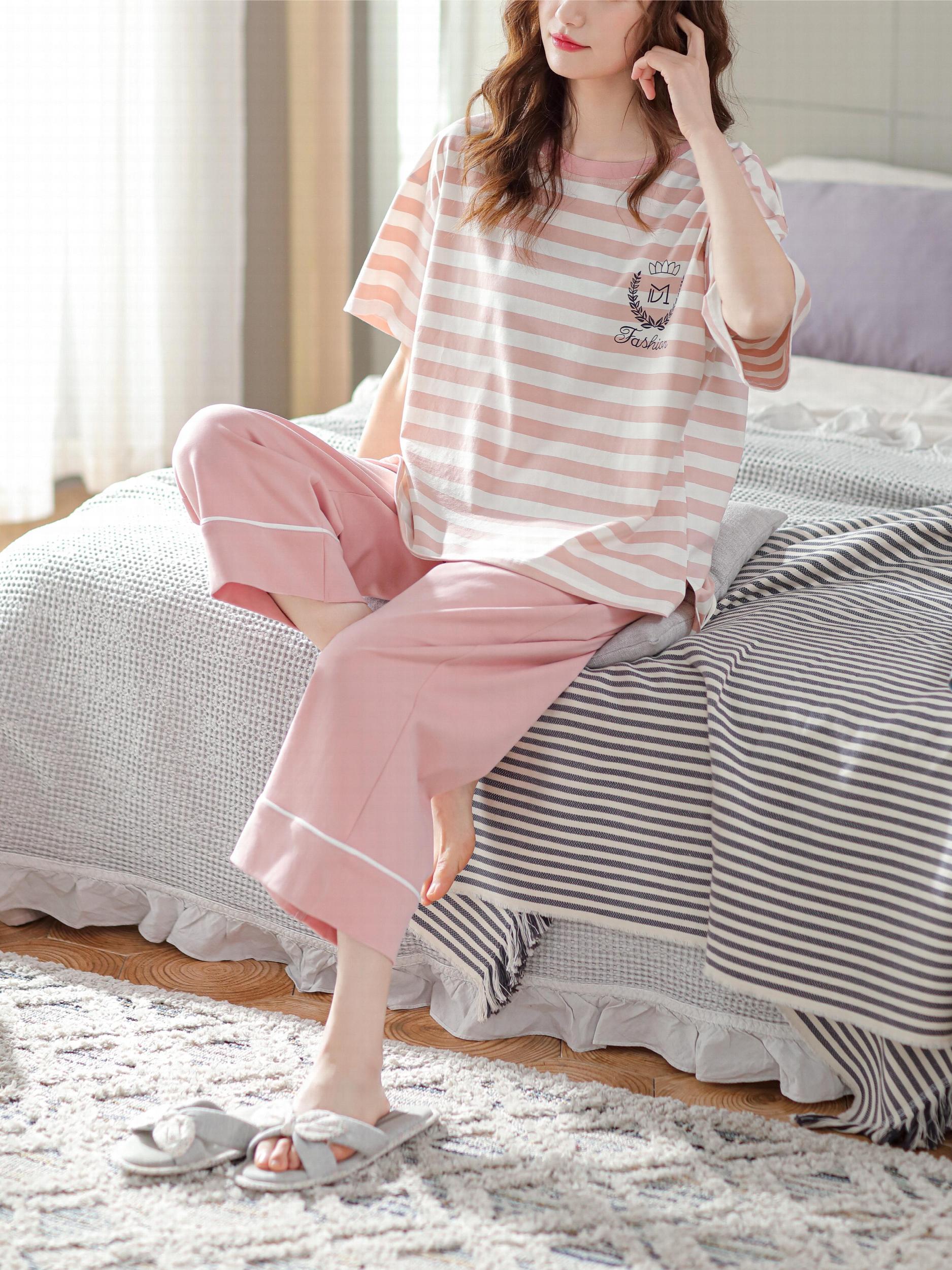 Stripe Print Pajamas Set Short Sleeve Crew Neck Top & Cropped Pants