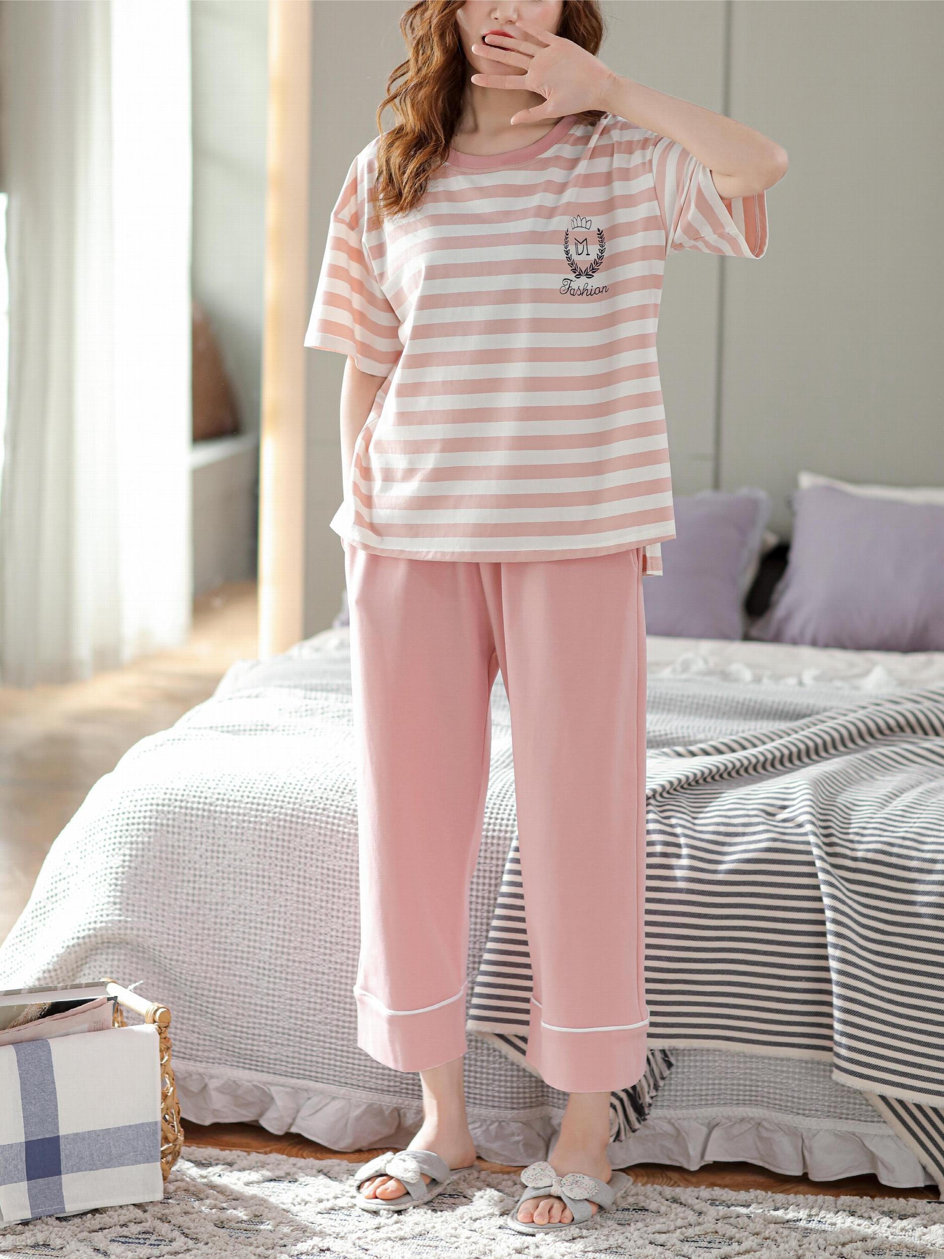 Stripe Print Pajamas Set Short Sleeve Crew Neck Top & Cropped Pants